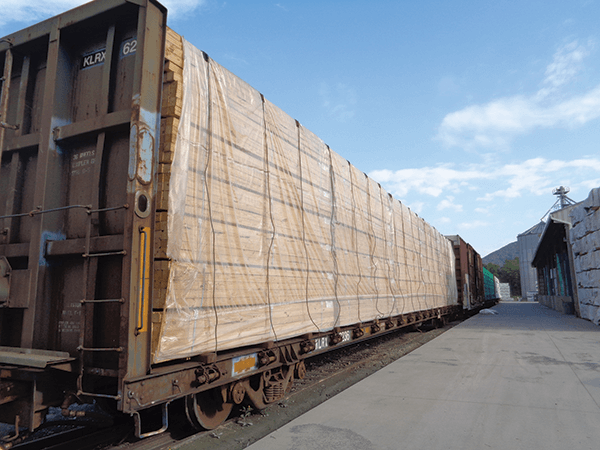 A load of lumber arrives at Herndon Reload Co.’s rail facility.